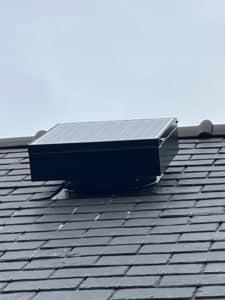 Extracteur d'air pour combles posé sur toiture ardoises