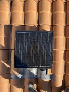 Extracteur d'air pour combles posé sur toiture tuiles